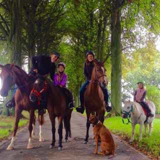 Familie Angemeer mit Ella zu Pferde